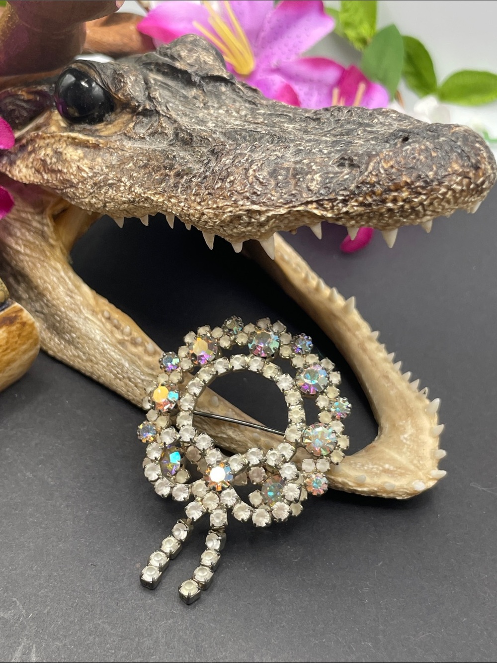Wreath rhinestone articulated brooch vintage